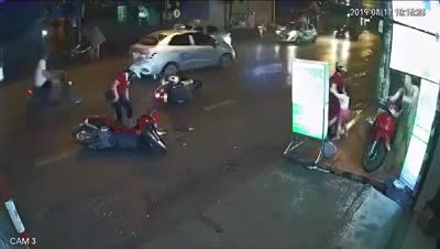 Video: Suýt tai nạn vì  bà mẹ thản nhiên dừng xe giữa đường mặc áo mưa