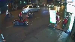 gian giao roi xuong duong suyt de chet nguoi phu nu mua ve chay