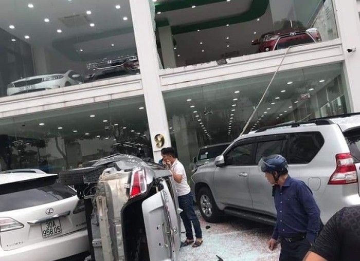 Chủ showroom nói gì vụ ô tô lao từ tầng 2 xuống đất ở Hà Nội chu showroom noi gi vu o to lao tu tang 2 xuong dat o ha noi