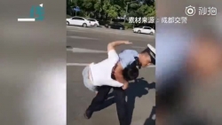 video csgt dung sung ak dap cua xe o to truy bat tai xe cung dau