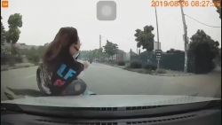 video o to phong nhu ten lua bat ngo bat tung nap capo che het tam nhin tai xe