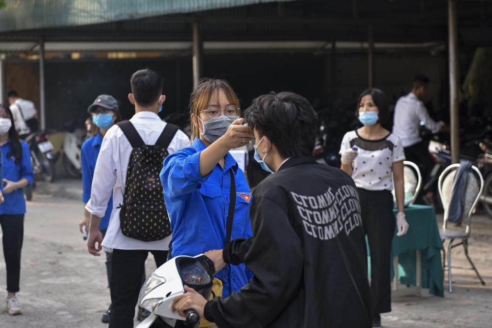 Ảnh: Thí sinh được kiểm tra y tế trước khi bước vào phòng thi tốt nghiệp THPT 2020 sáng 9/8/2020 Ảnh: Thí sinh được kiểm tra y tế trước khi bước vào phòng thi tốt nghiệp THPT 2020 sáng 9/8/2020