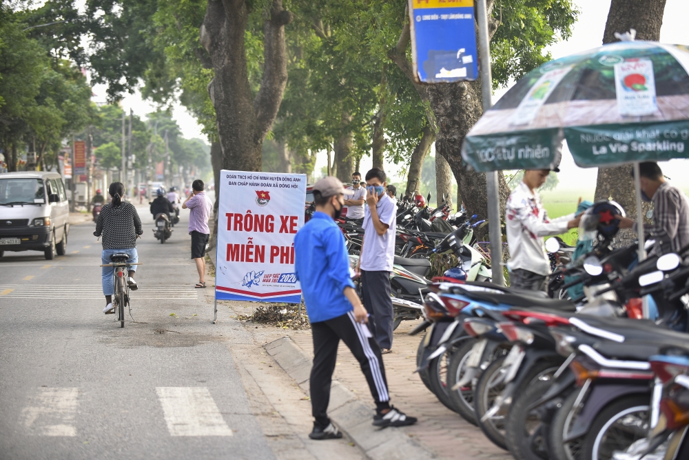 Ảnh: Thí sinh được kiểm tra y tế trước khi bước vào phòng thi tốt nghiệp THPT 2020 sáng 9/8/2020 Ảnh: Thí sinh được kiểm tra y tế trước khi bước vào phòng thi tốt nghiệp THPT 2020 sáng 9/8/2020