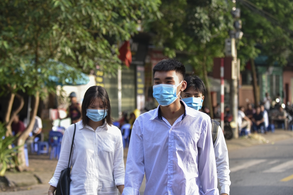 Ảnh: Thí sinh được kiểm tra y tế trước khi bước vào phòng thi tốt nghiệp THPT 2020 sáng 9/8/2020 Ảnh: Thí sinh được kiểm tra y tế trước khi bước vào phòng thi tốt nghiệp THPT 2020 sáng 9/8/2020