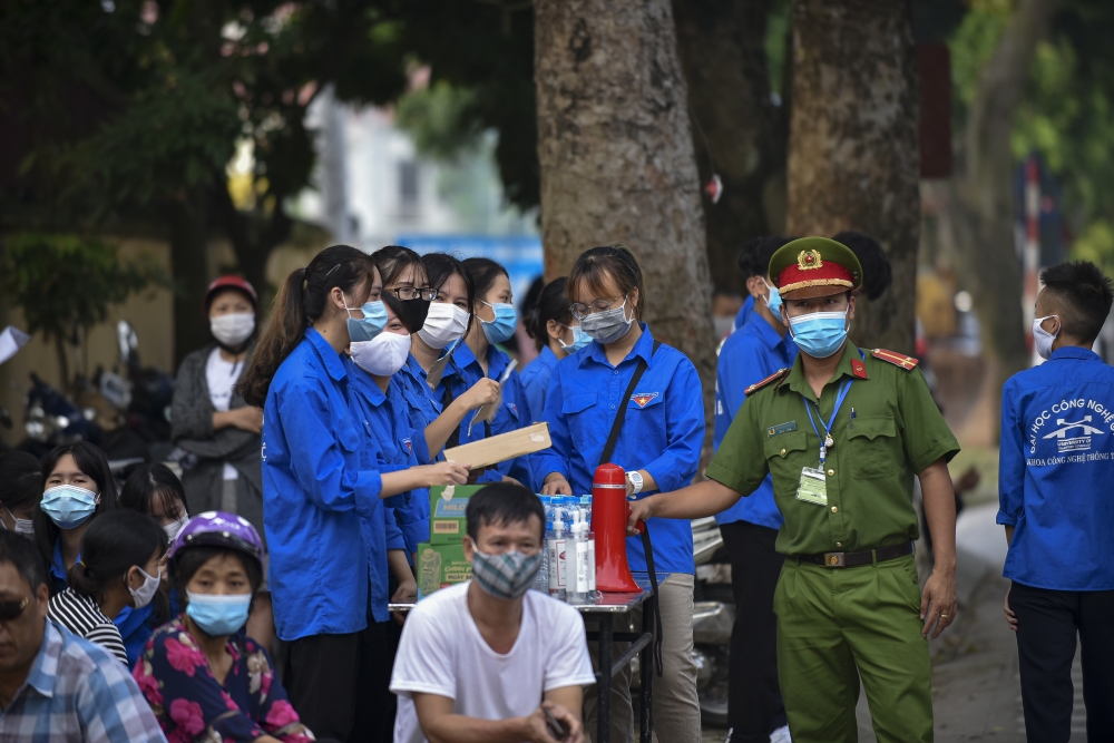 Ảnh: Thí sinh được kiểm tra y tế trước khi bước vào phòng thi tốt nghiệp THPT 2020 sáng 9/8/2020 Ảnh: Thí sinh được kiểm tra y tế trước khi bước vào phòng thi tốt nghiệp THPT 2020 sáng 9/8/2020