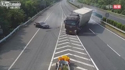video hai hung nguoi phu nu tu dua dau vao gam xe tai dang cua tren duong