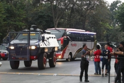 CĐV Indonesia choảng fan Malaysia, cầu thủ đi bằng xe bọc thép