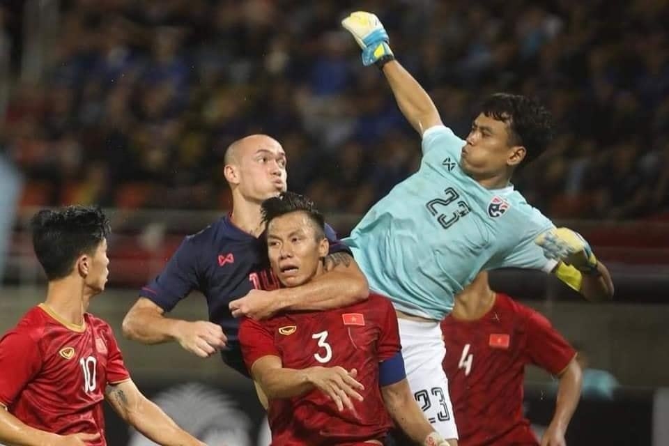 Truyền thông Thái Lan nói "voi chiến" bị hòa là do Việt Nam chơi thô bạo và... sân ướt truyen thong thai lan noi voi chien bi hoa la do viet nam choi tho bao va san uot