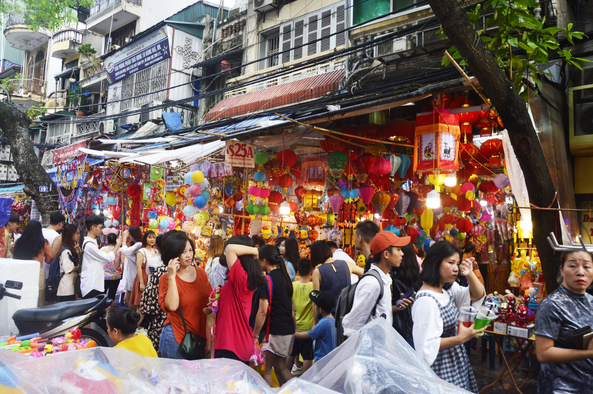 Chùm ảnh: Đi chơi Trung thu, người Hà Nội bất ngờ vì đèn lồng lơ lửng trên đầu chum anh di choi trung thu nguoi ha noi bat ngo vi den long lo lung tren dau