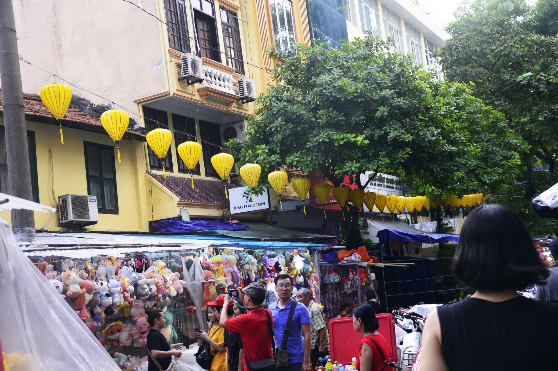 Chùm ảnh: Đi chơi Trung thu, người Hà Nội bất ngờ vì đèn lồng lơ lửng trên đầu chum anh di choi trung thu nguoi ha noi bat ngo vi den long lo lung tren dau