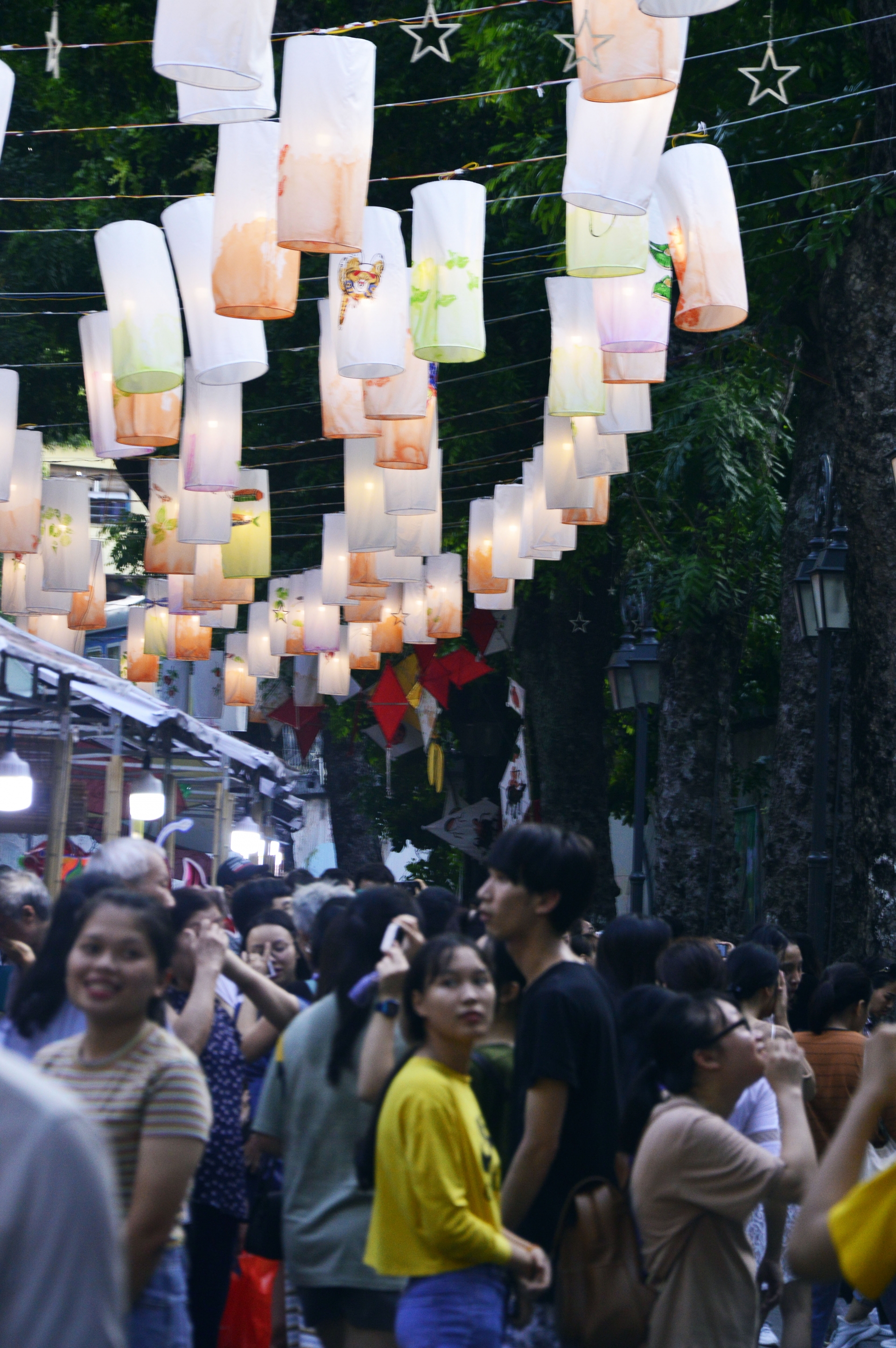 Chùm ảnh: Đi chơi Trung thu, người Hà Nội bất ngờ vì đèn lồng lơ lửng trên đầu chum anh di choi trung thu nguoi ha noi bat ngo vi den long lo lung tren dau
