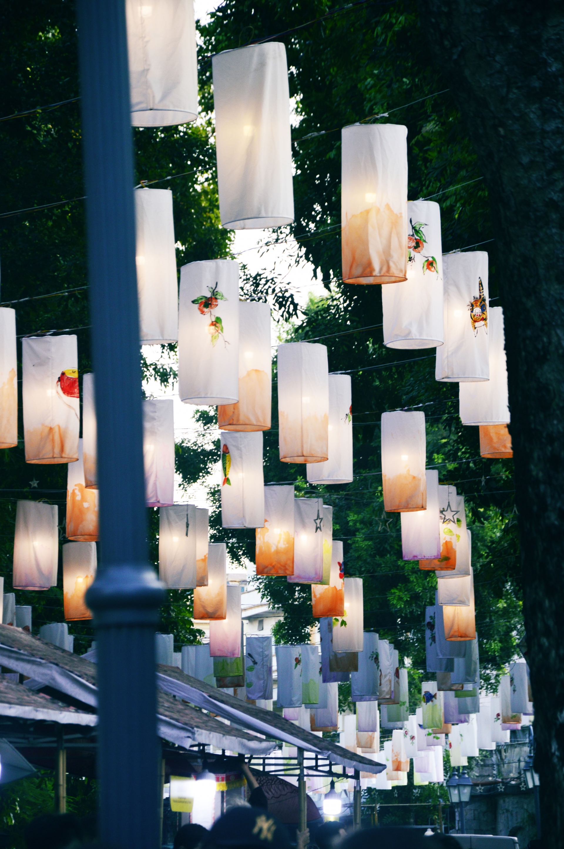 Chùm ảnh: Đi chơi Trung thu, người Hà Nội bất ngờ vì đèn lồng lơ lửng trên đầu chum anh di choi trung thu nguoi ha noi bat ngo vi den long lo lung tren dau
