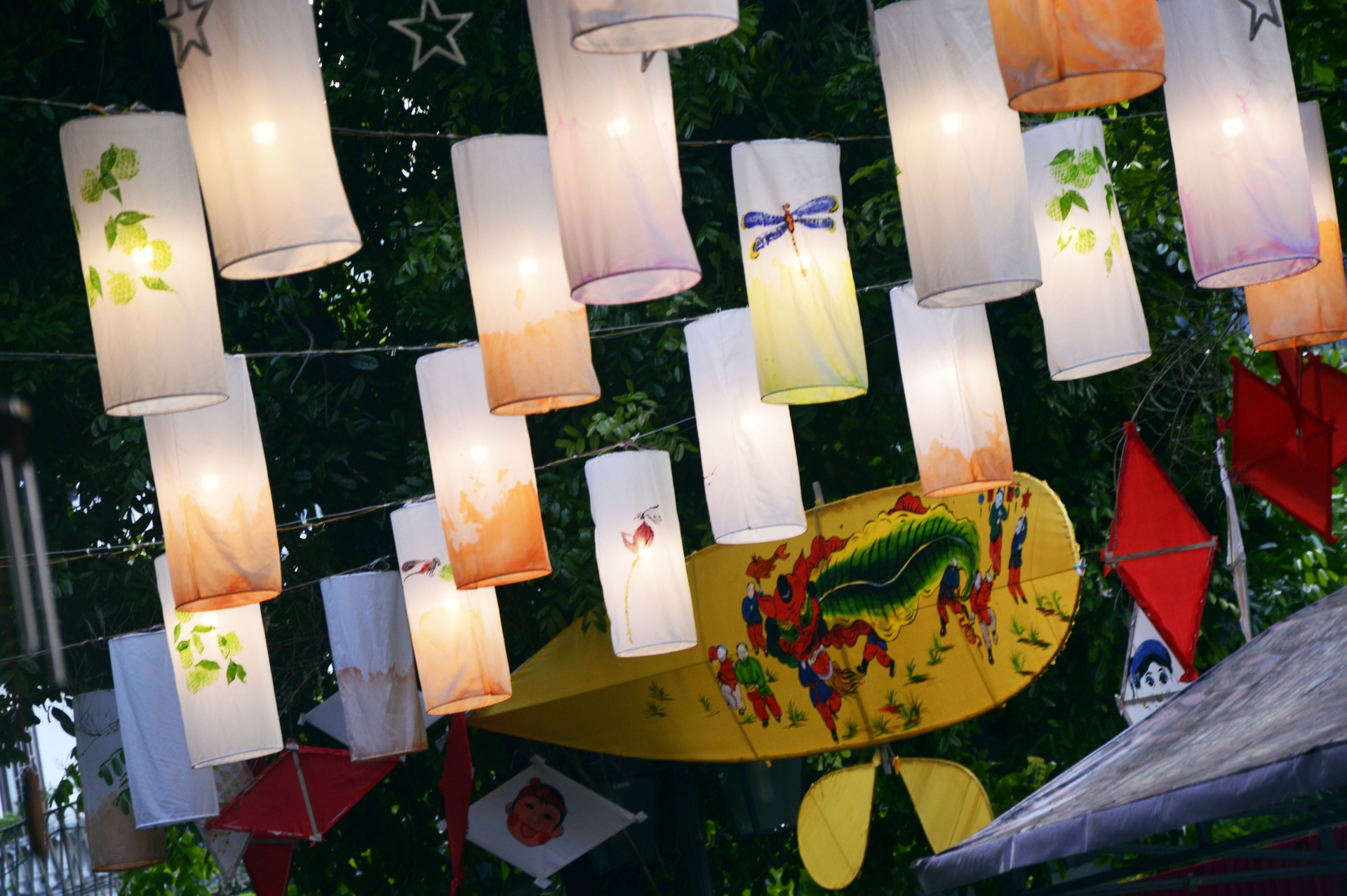 Chùm ảnh: Đi chơi Trung thu, người Hà Nội bất ngờ vì đèn lồng lơ lửng trên đầu chum anh di choi trung thu nguoi ha noi bat ngo vi den long lo lung tren dau