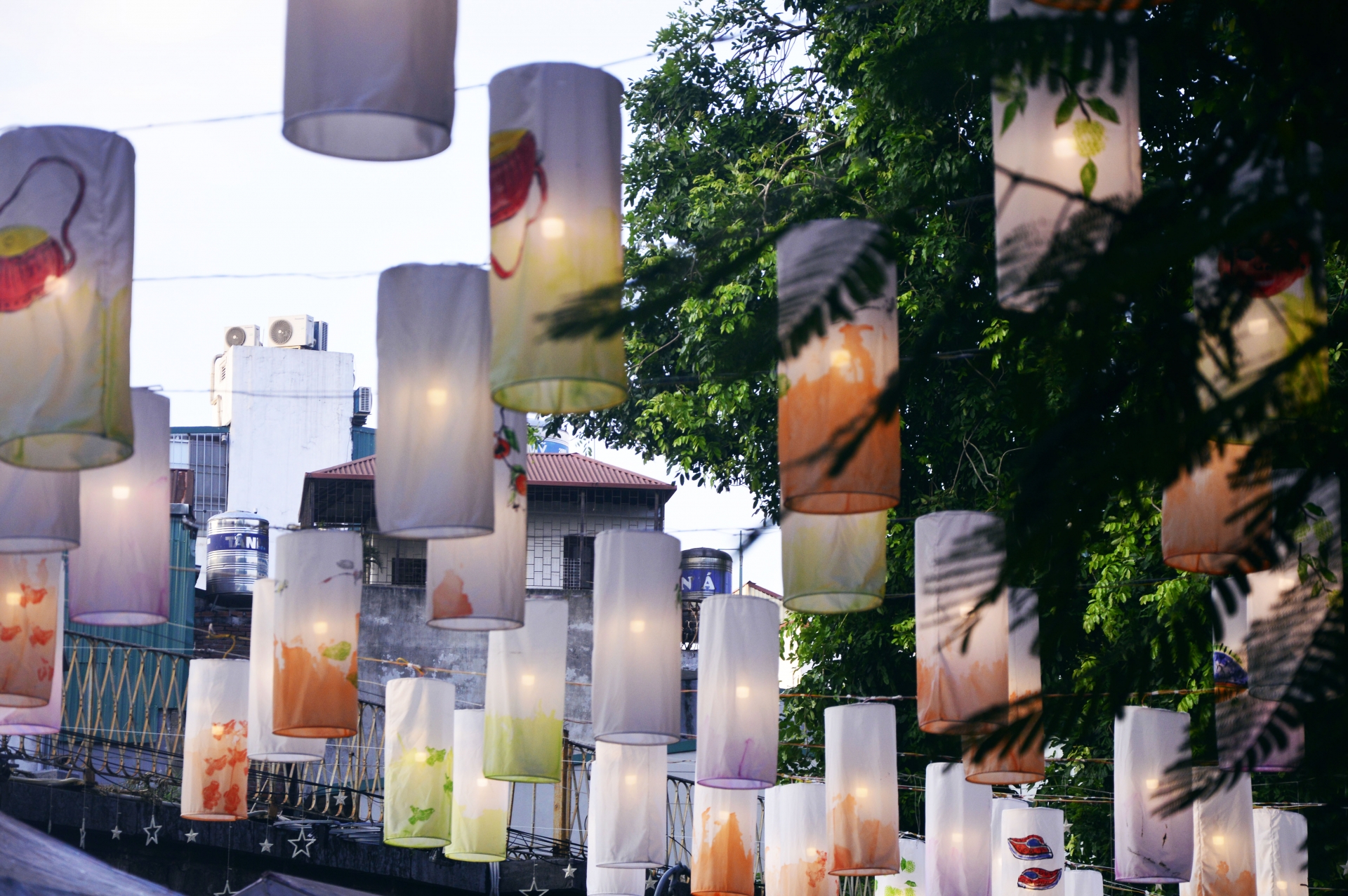 Chùm ảnh: Đi chơi Trung thu, người Hà Nội bất ngờ vì đèn lồng lơ lửng trên đầu chum anh di choi trung thu nguoi ha noi bat ngo vi den long lo lung tren dau