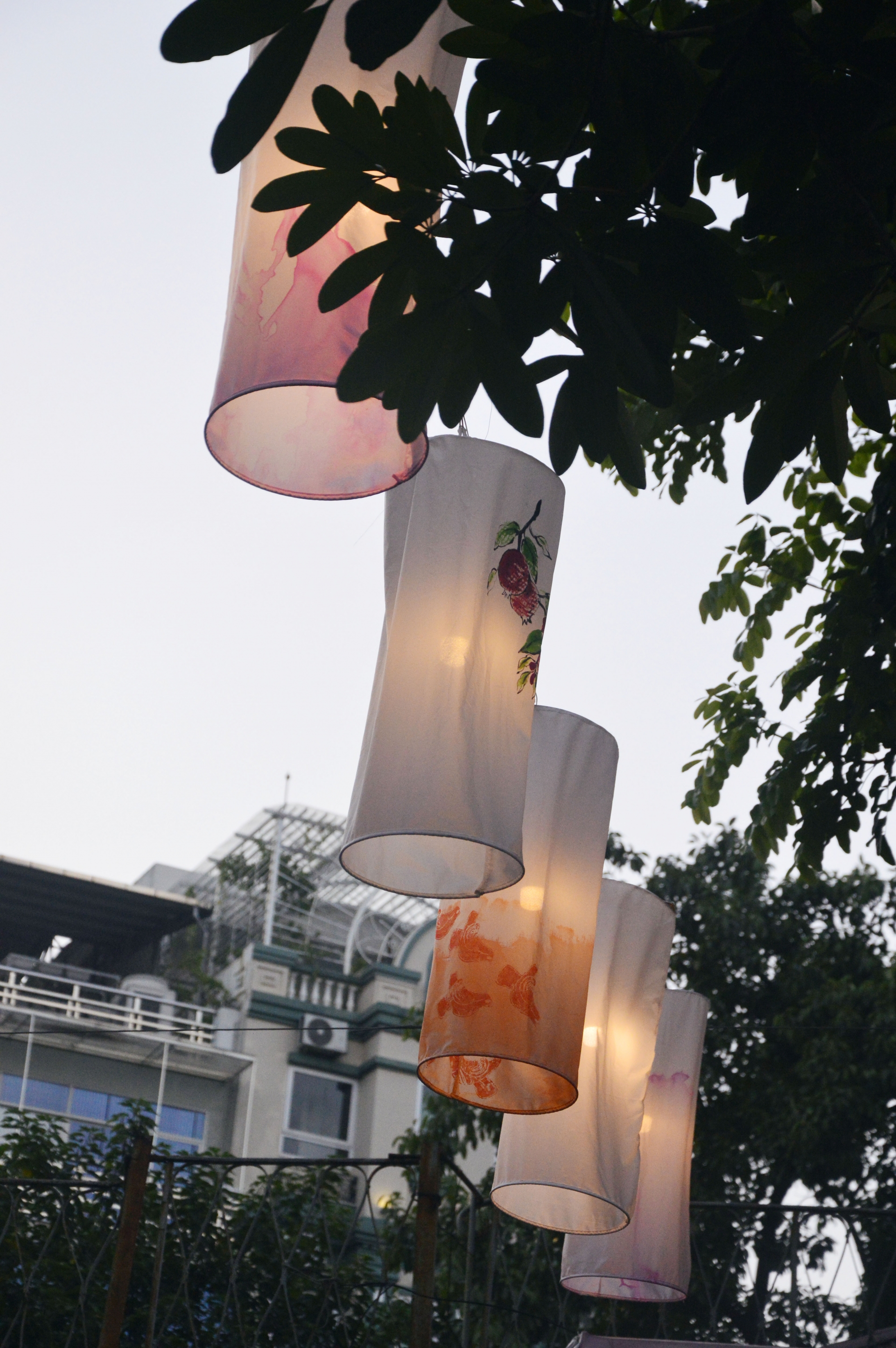 Chùm ảnh: Đi chơi Trung thu, người Hà Nội bất ngờ vì đèn lồng lơ lửng trên đầu chum anh di choi trung thu nguoi ha noi bat ngo vi den long lo lung tren dau