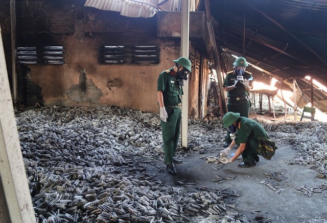 vi sao binh chung hoa hoc lay cac mau vat o hien truong vu chay rang dong