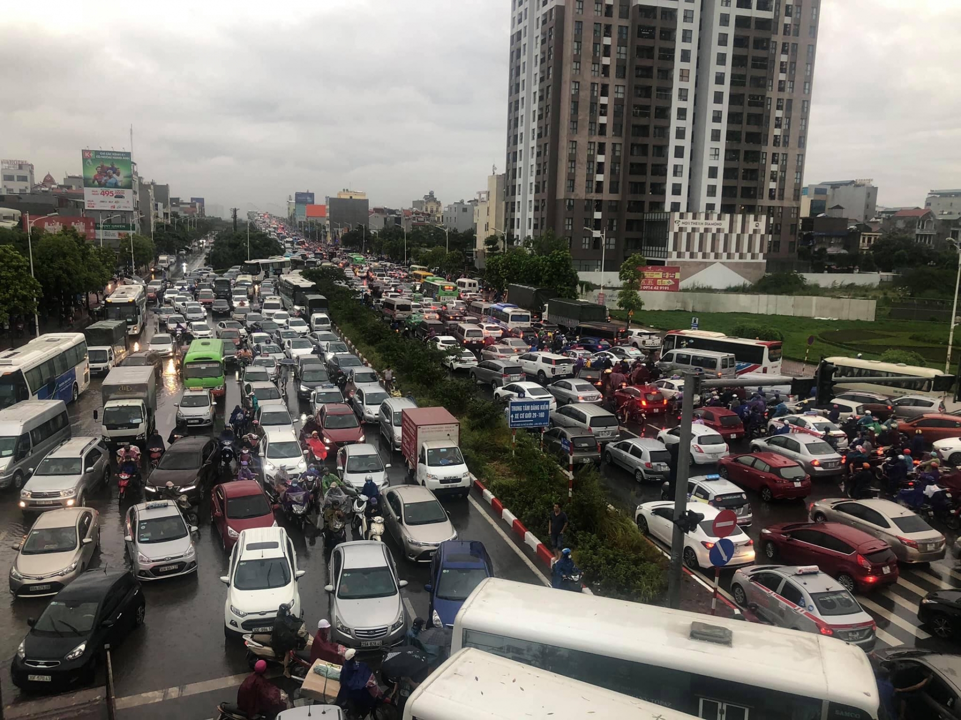 Dân mạng ồ ạt chia sẻ ảnh Hà Nội "phố cũng như sông" dan mang o at chia se anh ha noi pho cung nhu song sau tran mua lon sang 109