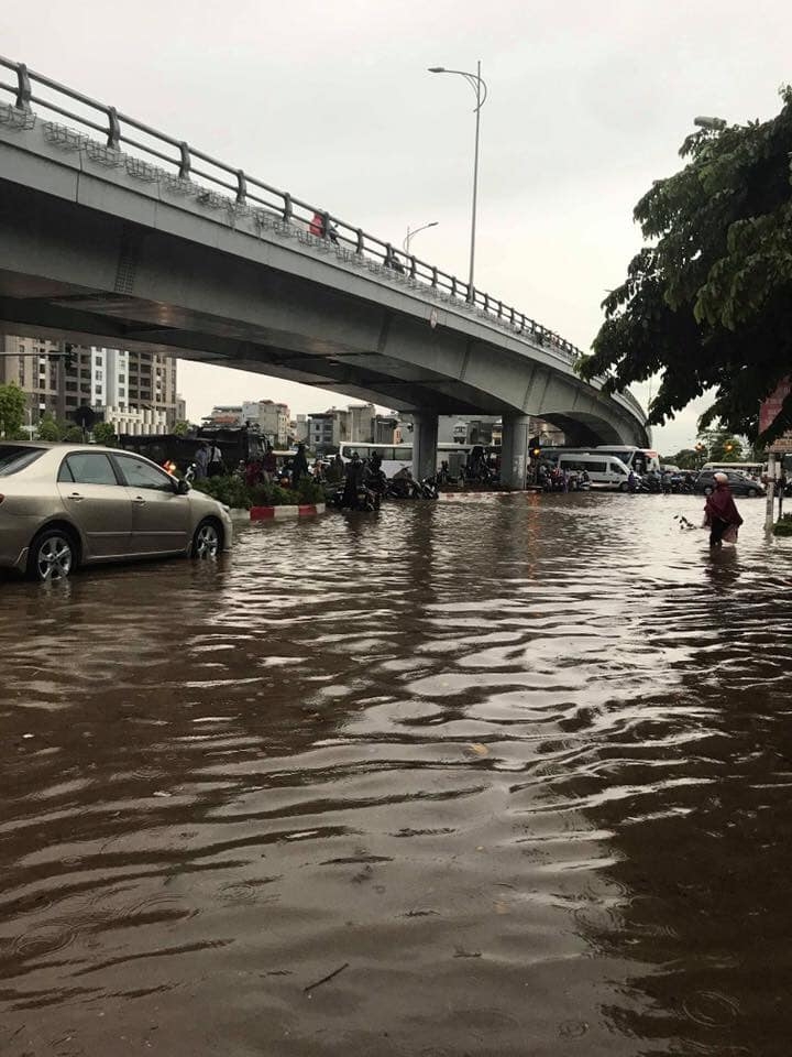 Dân mạng ồ ạt chia sẻ ảnh Hà Nội "phố cũng như sông" dan mang o at chia se anh ha noi pho cung nhu song sau tran mua lon sang 109