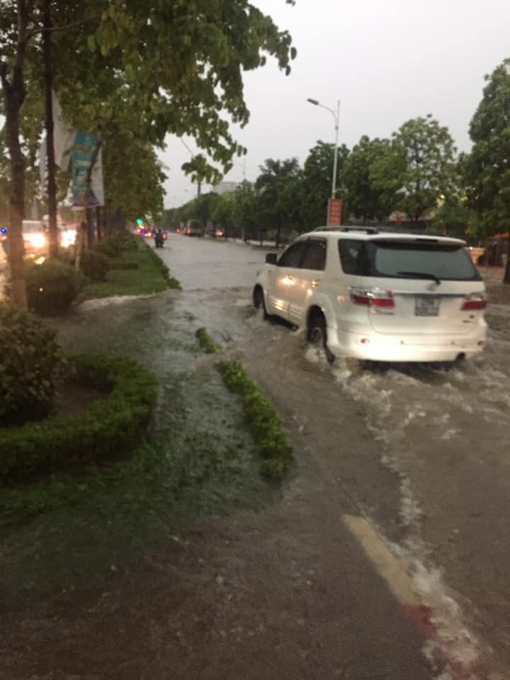 Dân mạng ồ ạt chia sẻ ảnh Hà Nội "phố cũng như sông" dan mang o at chia se anh ha noi pho cung nhu song sau tran mua lon sang 109