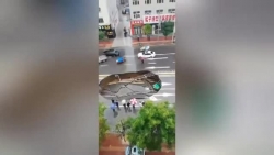 hoc lai o to nguoi phu nu dua ca xe lan thay giao xuong muong nuoc