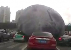 Video: Sốc cảnh "mặt trăng" khổng lồ lăn khắp nơi khiến đường phố tán loạn