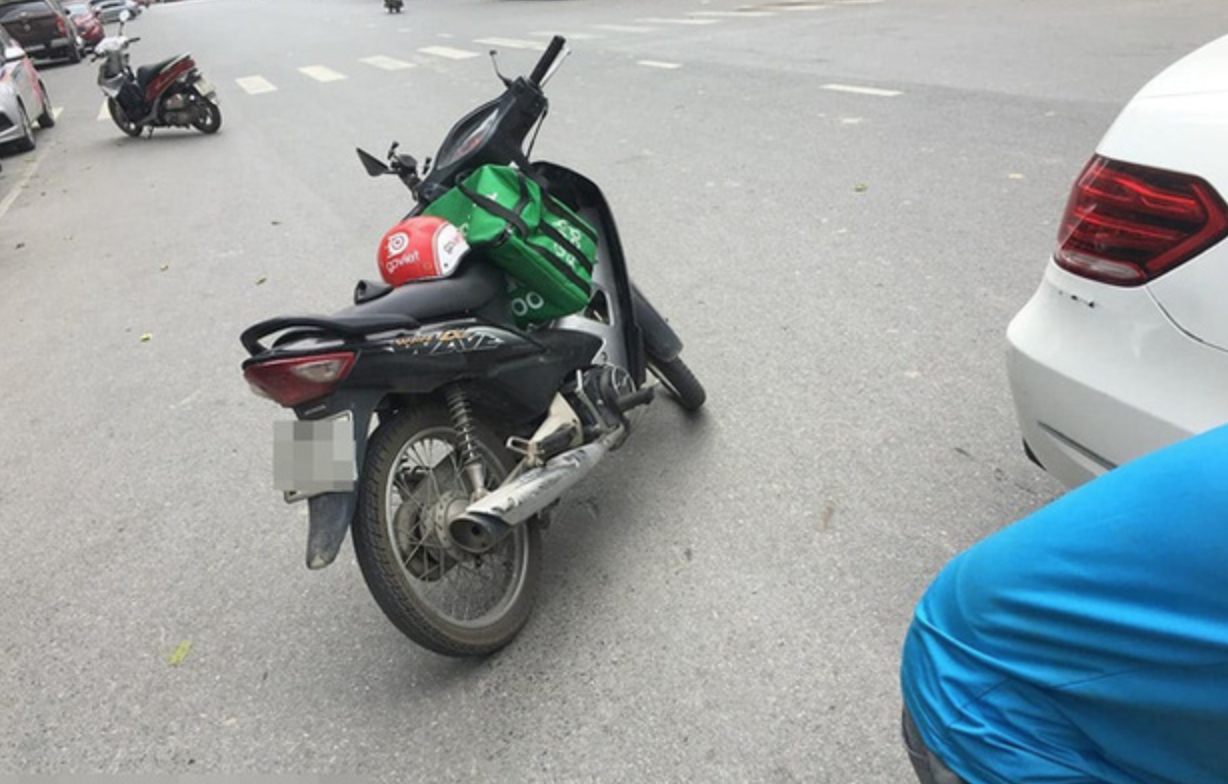 Sửa gương gần 60 triệu, chủ xe Mercedes chỉ bắt tài xế GrabBike đền 10 triệu di nguoc chieu de giao hang nhanh tai xe grab bike di mat 10 trieu den mercedes