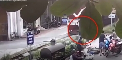 video nguoi phu nu keo duoi xe may cuu nguoi dan ong thoat chet ngay truoc mui tau hoa