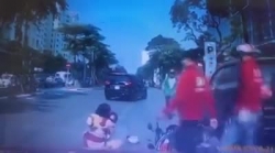 Video: Pha bất cẩn của người mẹ khiến con nhỏ suýt mất mạng