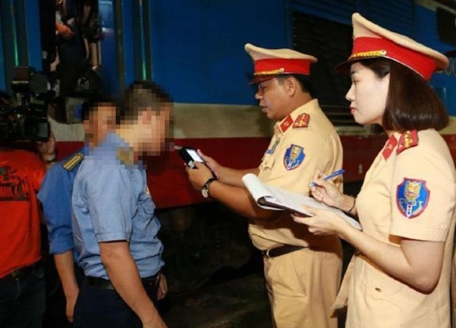 dung ruou bia trong gio lam viec 7 nhan vien duong sat bi xu ly