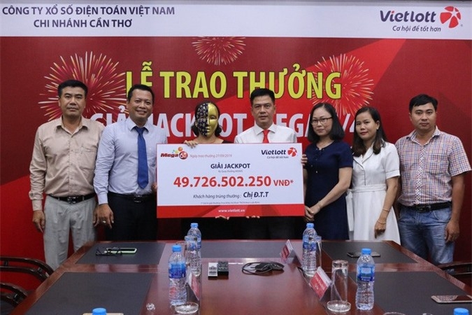 Hai vé số trúng tiền tỉ của Vietlott có sự trùng hợp đầy bí ẩn hai chiec ve so trung tien ti cua vietlott co su trung hop day bi an