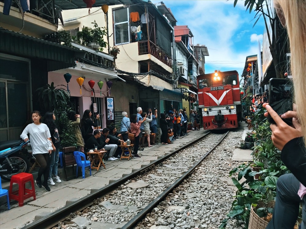 Vì sao Bộ GTVT đề nghị TP. Hà Nội kiên quyết "trảm" cà phê đường tàu? vi sao bo gtvt de nghi tp ha noi kien quyet tram ca phe duong tau