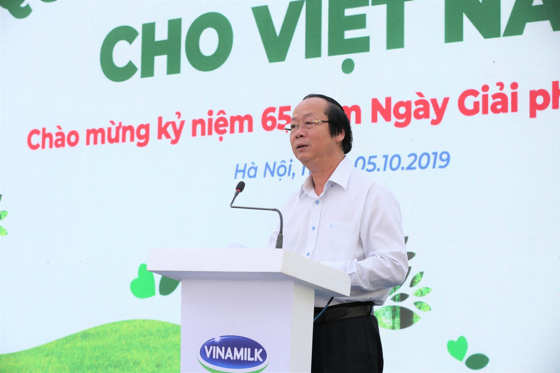 Vinamilk trồng 61.000 cây xanh và trao 119.000 ly sữa cho trẻ em HN nhân dịp 65 năm ngày Giải phóng Thủ đô vinamilk trong 61000 cay xanh va trao 119000 ly sua cho tre em hn nhan dip 65 nam ngay giai phong thu do