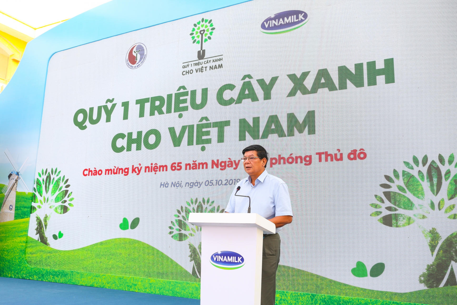 Vinamilk trồng 61.000 cây xanh và trao 119.000 ly sữa cho trẻ em HN nhân dịp 65 năm ngày Giải phóng Thủ đô vinamilk trong 61000 cay xanh va trao 119000 ly sua cho tre em hn nhan dip 65 nam ngay giai phong thu do