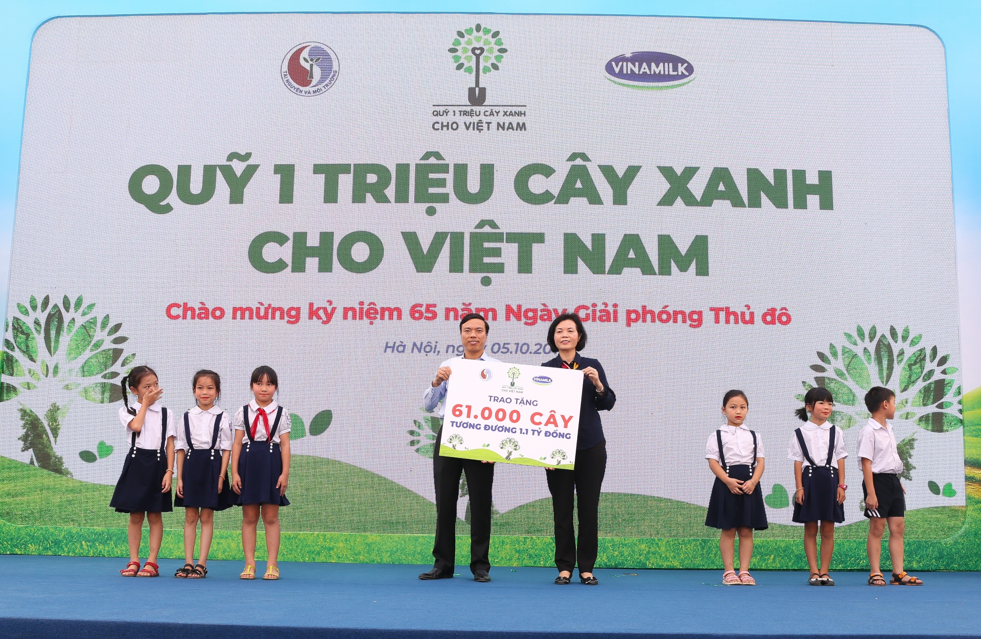 Vinamilk trồng 61.000 cây xanh và trao 119.000 ly sữa cho trẻ em HN nhân dịp 65 năm ngày Giải phóng Thủ đô vinamilk trong 61000 cay xanh va trao 119000 ly sua cho tre em hn nhan dip 65 nam ngay giai phong thu do