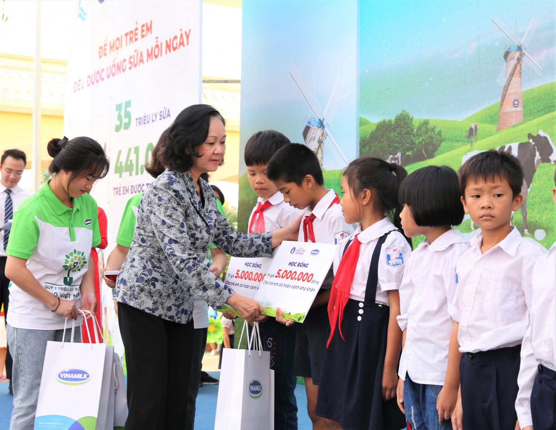Vinamilk trồng 61.000 cây xanh và trao 119.000 ly sữa cho trẻ em HN nhân dịp 65 năm ngày Giải phóng Thủ đô vinamilk trong 61000 cay xanh va trao 119000 ly sua cho tre em hn nhan dip 65 nam ngay giai phong thu do