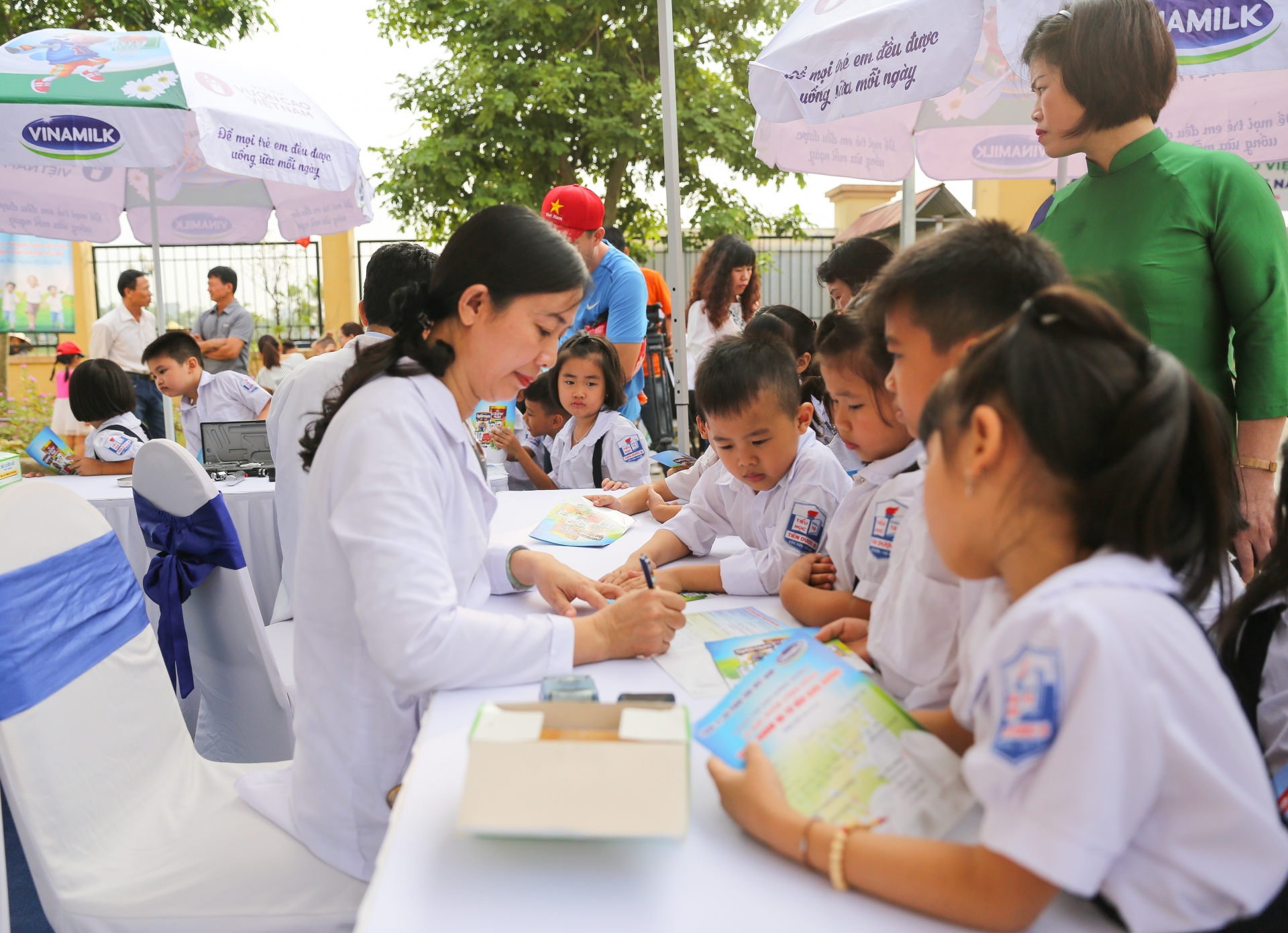 Vinamilk trồng 61.000 cây xanh và trao 119.000 ly sữa cho trẻ em HN nhân dịp 65 năm ngày Giải phóng Thủ đô vinamilk trong 61000 cay xanh va trao 119000 ly sua cho tre em hn nhan dip 65 nam ngay giai phong thu do