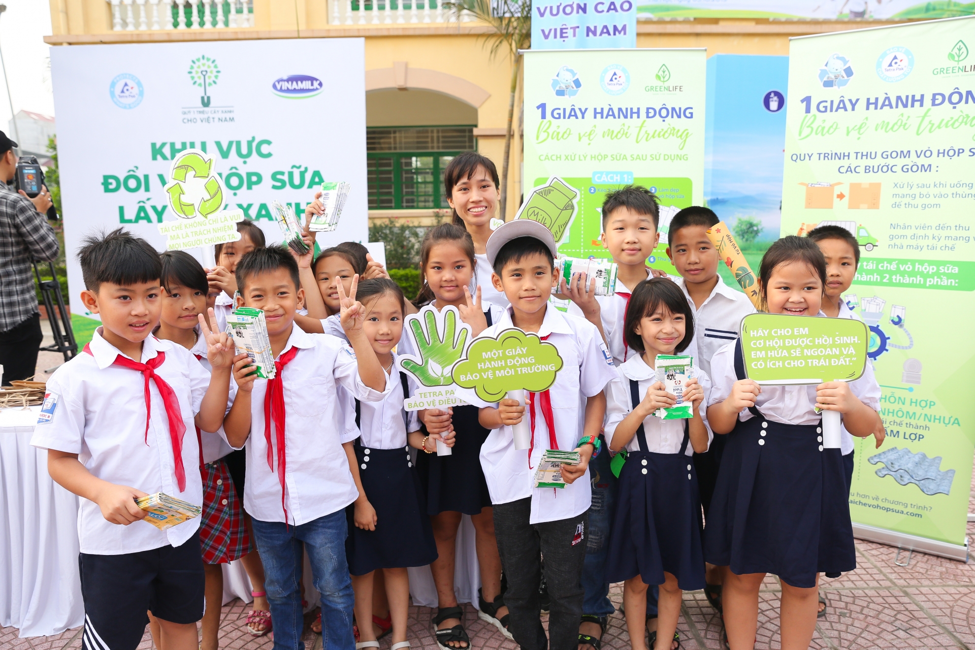 Vinamilk trồng 61.000 cây xanh và trao 119.000 ly sữa cho trẻ em HN nhân dịp 65 năm ngày Giải phóng Thủ đô vinamilk trong 61000 cay xanh va trao 119000 ly sua cho tre em hn nhan dip 65 nam ngay giai phong thu do