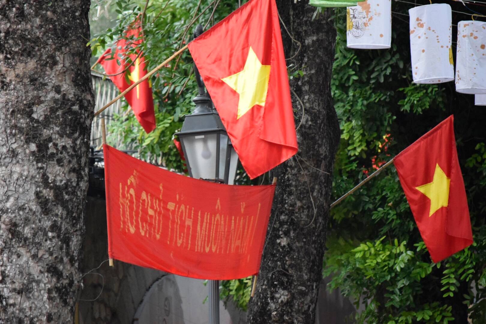 Khoảnh khắc lịch sử giải phóng Thủ đô cách đây 65 năm trên phố bích họa Phùng Hưng khoanh khac lich su giai phong thu do cach day 65 nam tren pho bich hoa phung hung
