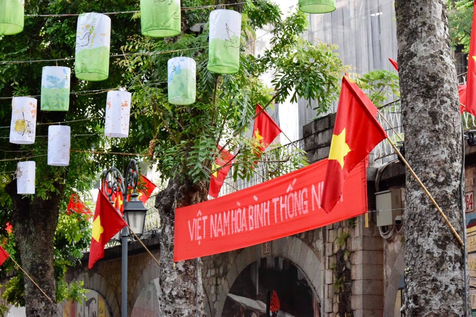 Khoảnh khắc lịch sử giải phóng Thủ đô cách đây 65 năm trên phố bích họa Phùng Hưng khoanh khac lich su giai phong thu do cach day 65 nam tren pho bich hoa phung hung