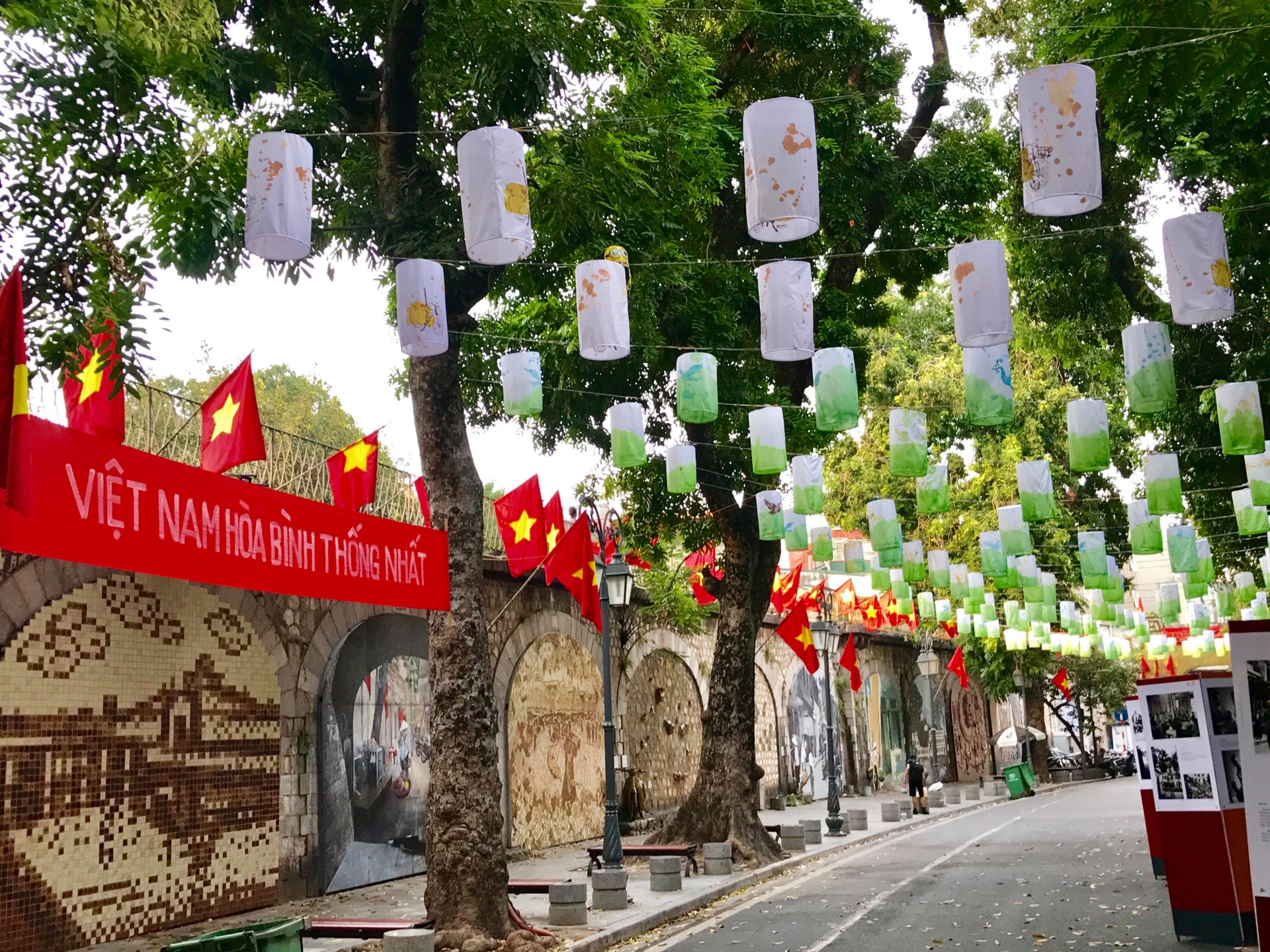 Khoảnh khắc lịch sử giải phóng Thủ đô cách đây 65 năm trên phố bích họa Phùng Hưng khoanh khac lich su giai phong thu do cach day 65 nam tren pho bich hoa phung hung