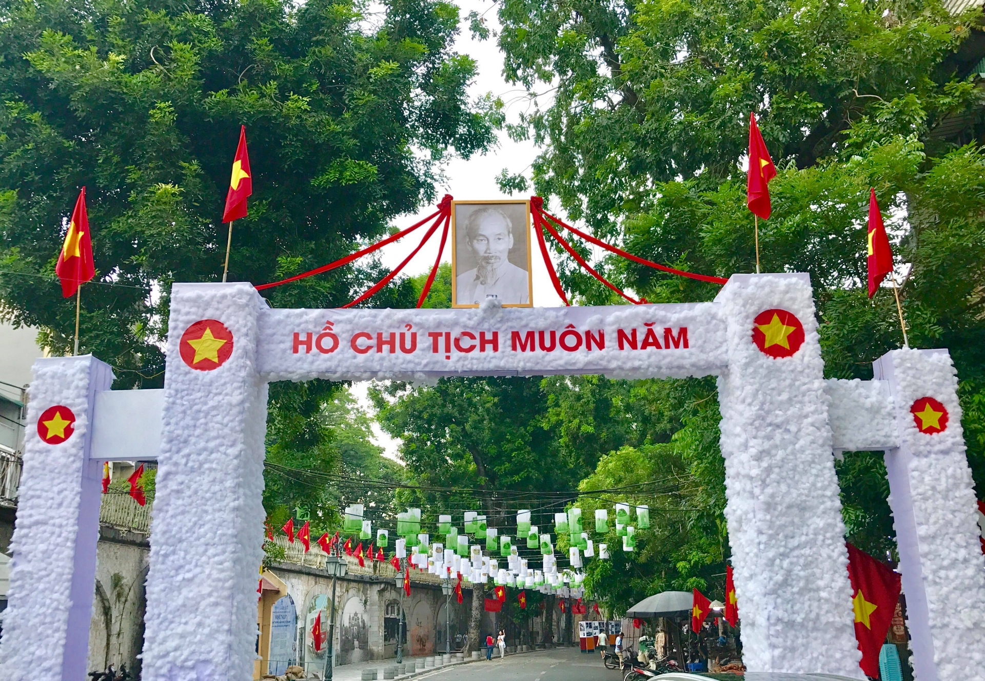 Khoảnh khắc lịch sử giải phóng Thủ đô cách đây 65 năm trên phố bích họa Phùng Hưng khoanh khac lich su giai phong thu do cach day 65 nam tren pho bich hoa phung hung