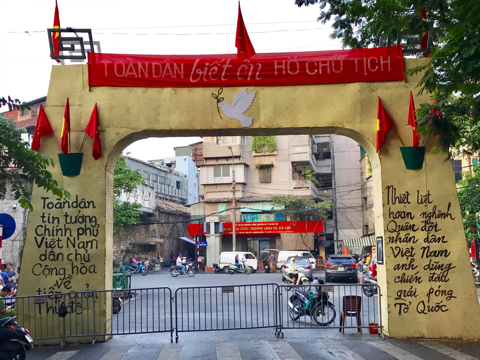 Khoảnh khắc lịch sử giải phóng Thủ đô cách đây 65 năm trên phố bích họa Phùng Hưng khoanh khac lich su giai phong thu do cach day 65 nam tren pho bich hoa phung hung