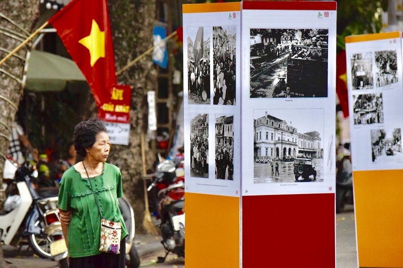 Khoảnh khắc lịch sử giải phóng Thủ đô cách đây 65 năm trên phố bích họa Phùng Hưng khoanh khac lich su giai phong thu do cach day 65 nam tren pho bich hoa phung hung