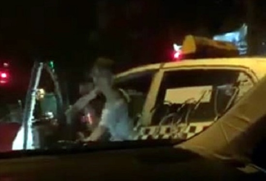 Công an vào cuộc vụ tài xế taxi Thanh Nga dọa đốt xe Camry đang dừng đèn đỏ cong an vao cuoc vu tai xe taxi thanh nga doa dot xe camry dang dung den do