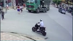 video xe tai suyt doat mang nguoi di xe may sau cu phong nhanh di au
