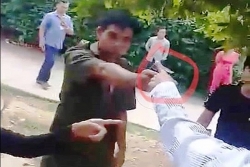 video nguoi dan ong nghi rut sung ban nhieu nhat vao chu no