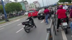 video di sai lan chu xe may con lao vao hanh hung tai xe o to
