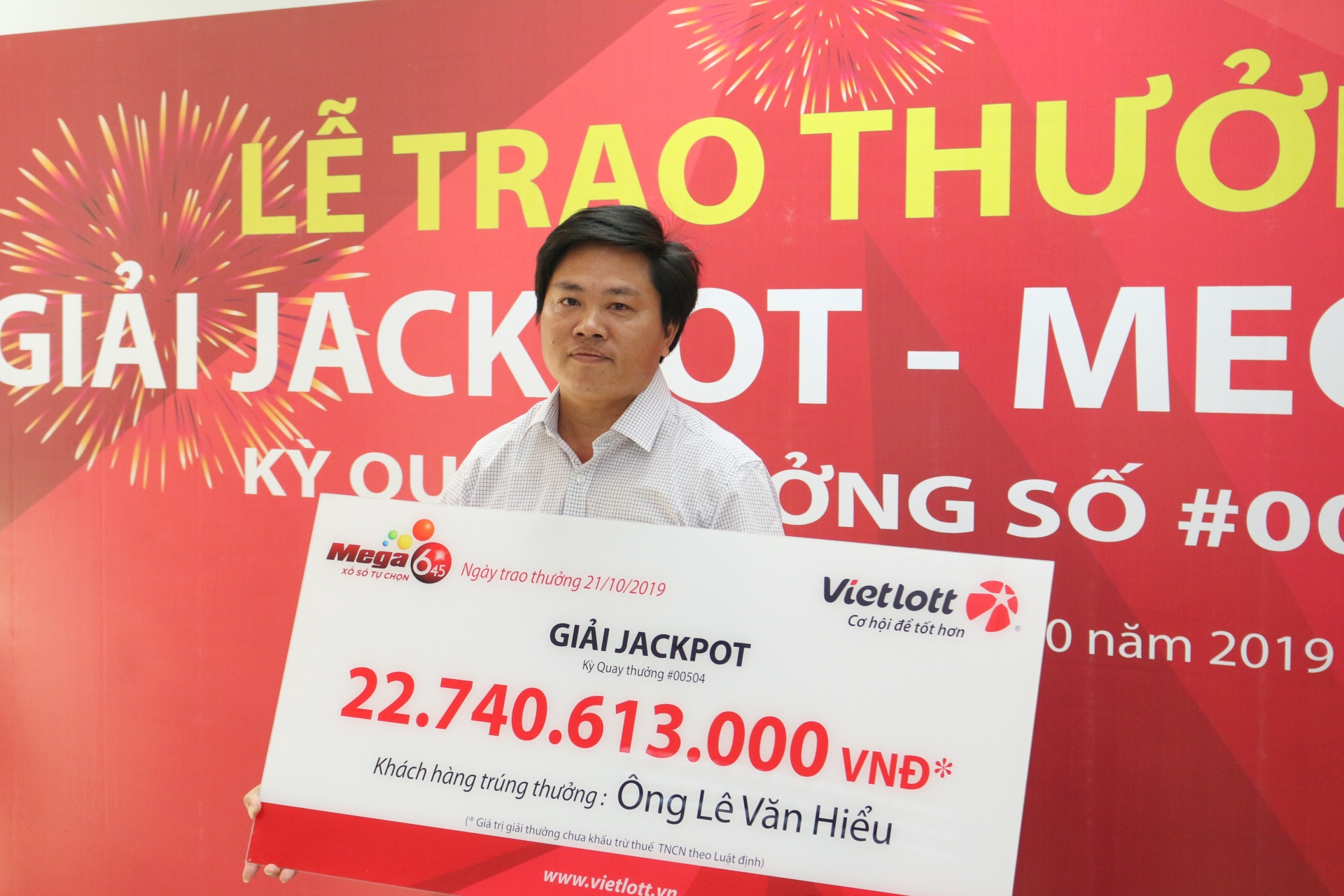 Người đàn ông ở Khánh Hòa không đeo mặt nạ lĩnh hơn 22 tỉ đồng của Vietlott là ai? nguoi dan ong o khanh hoa khong deo mat na linh hon 22 ti dong cua vietlott la ai