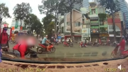 video va cham giao thong 3 quy ong choang nhau khien 1 nguoi chay mau dau