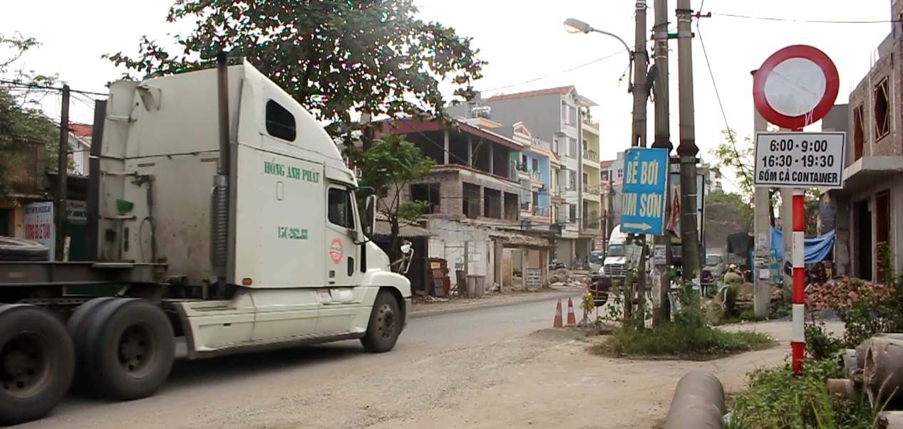 Biển báo cấm bị xịt sơn trắng xóa, lực lượng CSGT gặp khó khi xử lý "hung thần xa lộ" bien bao cam bi xit son trang xoa luc luong csgt gap kho khi xu ly hung than xa lo
